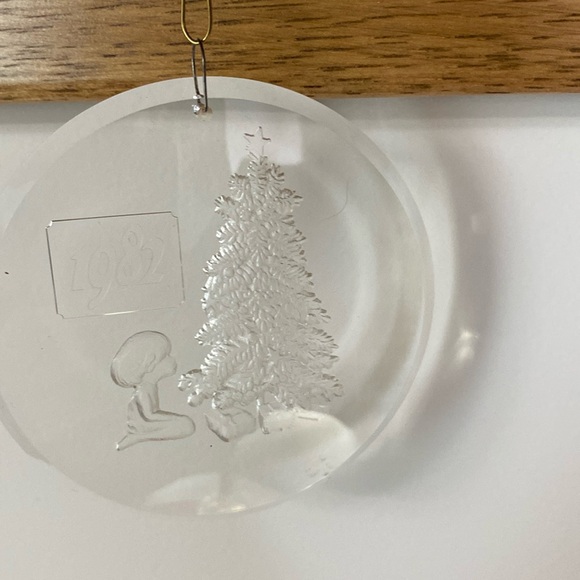 Bundle of 4 dated Holiday Tree Ornaments. - Picture 6 of 11